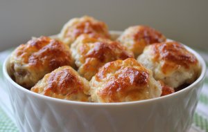 Recept online: Zape�en� kuli�ky z mlet�ho masa se smetanovou om��kou: Zape�en� masov� kuli�ky s bylinkovou smetanovou om��kou